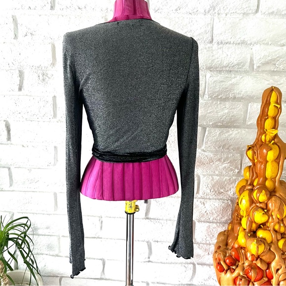 Urban Outfitters Silver Knit Long Sleeve Knot Front Crop Top Sz L A-1 - Picture 4 of 6